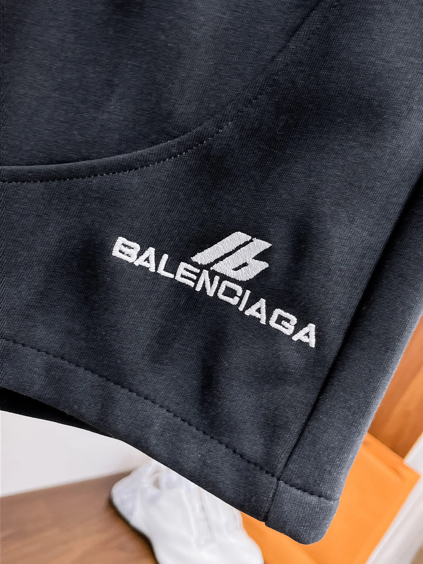 Balenciaga's three-standard complete 2026 summer New Arrival men's casual shorts, advanced custom-made Breathable fabric, Breathable fabric, extremely stretchy and comfortable, impeccable details, top-grade accessories, original logo design concept, delicate and soft feel! The upper body fit is awesome! Size: M-XXXL Please state your height and weight when ordering